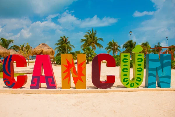 Επιγραφή: Κανκούν, Μεξικό, μπροστά στην παραλία Playa Delfines. Τεράστια γράμματα του ονόματος της πόλης. — Φωτογραφία Αρχείου