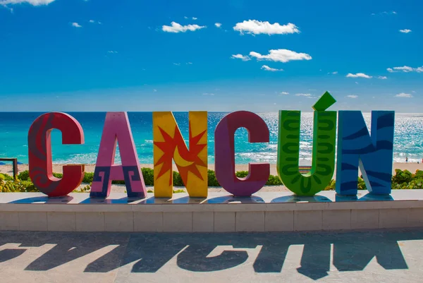 Cancun, Mexique, inscription devant la plage Playa Delfines. Grandes lettres du nom de la ville . — Photo