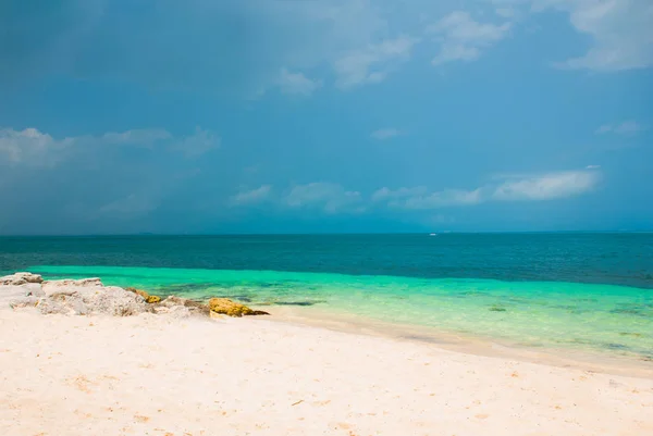 Paradiso esotico. Resort Tropicale. Mare dei Caraibi Molo vicino a Cancun, Messico. Messico spiaggia tropicale nei Caraibi — Foto Stock