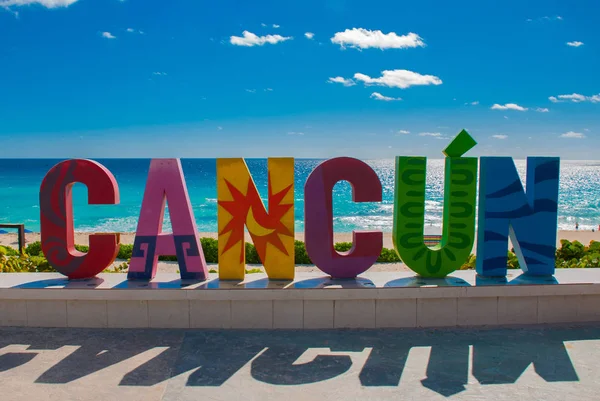 Cancun, Messico, iscrizione di fronte alla spiaggia di Playa Delfines. Lettere enormi del nome della città . Fotografia Stock