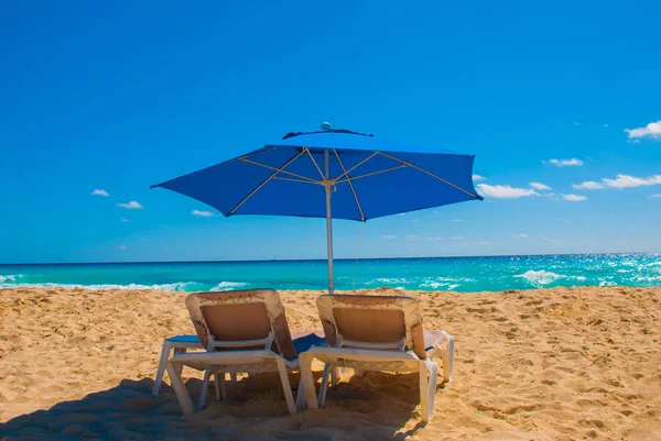 Guarda-sol e camas de praia na praia tropical de areia, destinos tropicais. Cancún, México. México — Fotografia de Stock