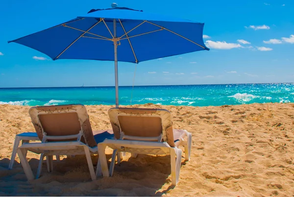 Guarda-sol e camas de praia na praia tropical de areia, destinos tropicais. Cancún, México. México — Fotografia de Stock