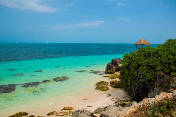 Molo e gazebo in legno vicino alla spiaggia. Paesaggio tropicale con pontile: mare, sabbia, rocce, onde, acqua turchese. Messico, Cancun — Foto Stock