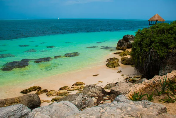 Molo e gazebo in legno vicino alla spiaggia. Paesaggio tropicale con pontile: mare, sabbia, rocce, onde, acqua turchese. Messico, Cancun — Foto Stock