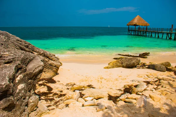 İskele ve plajda ahşap çardak. İskelesi ile tropikal manzara: Deniz, kum, kaya, dalgalar, turkuaz su. Meksika, Cancun — Stok fotoğraf