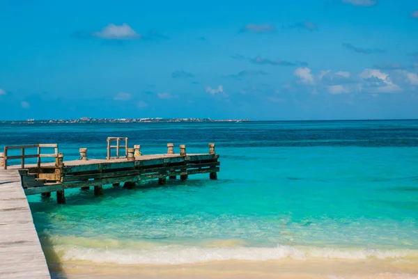 Vista al aire libre de un muelle de madera, playa de arena blanca del mar Caribe en Cancún México —  Fotos de Stock