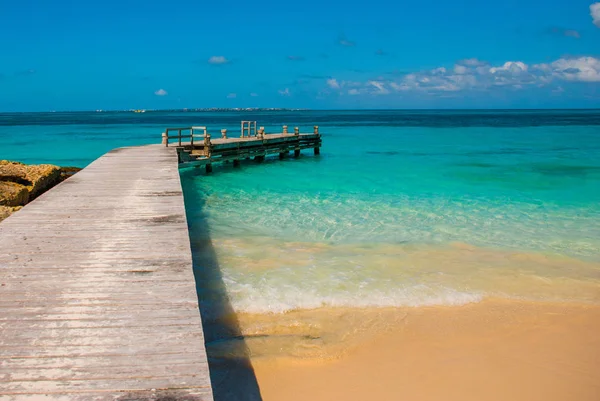 Vista esterna di un molo di legno, spiaggia di sabbia bianca del mare dei Caraibi a Cancun Messico — Foto Stock