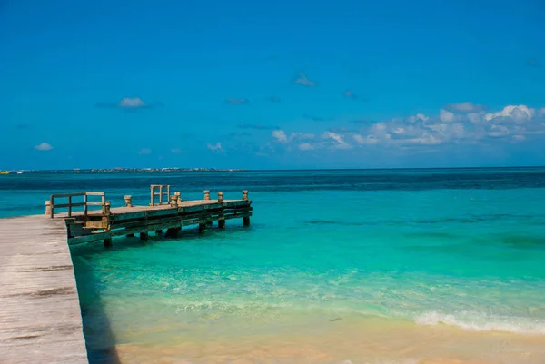Vista ao ar livre de um cais de madeira, praia de areia branca do mar do Caribe em Cancun México — Fotografia de Stock
