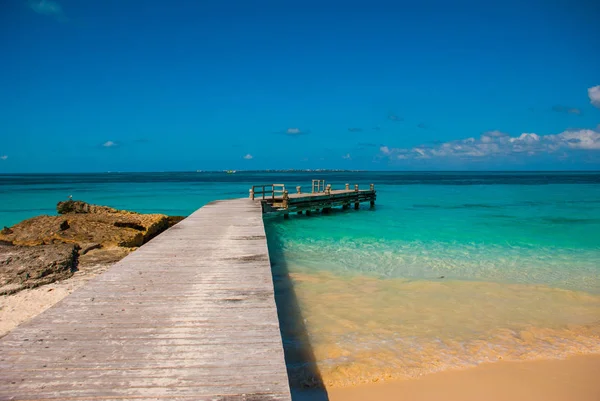 Outdoor view of a wooden pier, white sand beach of Caribbean sea in Cancun Mexico — Stock Photo, Image