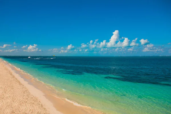 Paraíso exótico. Tropical Resort. Mar Caribe Jetty cerca de Cancún. México playa tropical — Foto de Stock