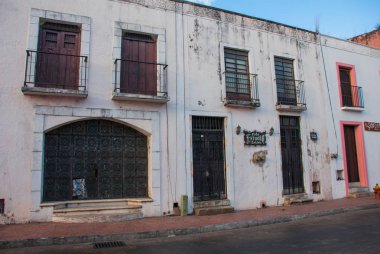 Renkli binalar Meksika Caddesi üzerinde. Valladolid Meksika Yucatan için merkezi.