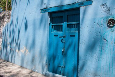 Vintage ve eski ahşap kapı. Renkli binalar Meksika Caddesi üzerinde. Valladolid Meksika Yucatan için merkezi.