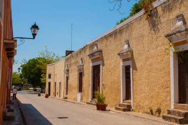Renkli binalar Meksika Caddesi üzerinde. Valladolid Meksika Yucatan için merkezi.