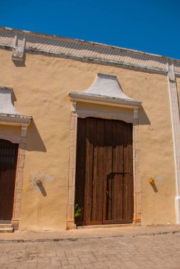Renkli binalar Meksika Caddesi üzerinde. Valladolid Meksika Yucatan için merkezi.