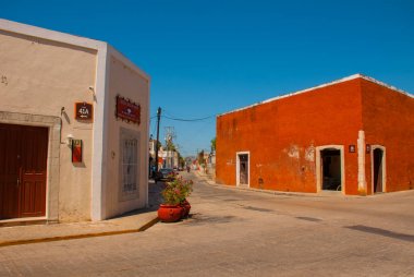 Renkli binalar Meksika Caddesi üzerinde. Valladolid Meksika Yucatan için merkezi.