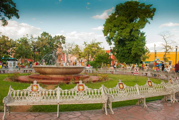 Fonte e praça principal Valladolid, México, Yucatan — Fotografia de Stock