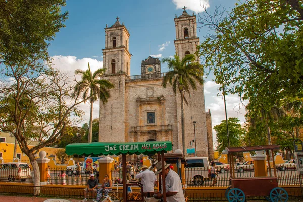 Valladolid, Mexikó. Székesegyház de San Servasio a nap folyamán a Yucatan, Mexikó város Valladolid. — Stock Fotó