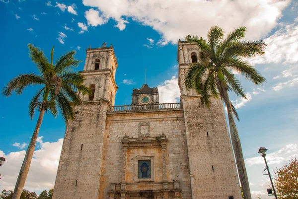 Valladolid, México. Catedral de San Servasio durante el día en Valladolid la ciudad en Yucatán, México . — Foto de Stock