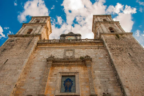 Valladolid, Messico. Cattedrale di San Servasio durante il giorno a Valladolid la città in Yucatan, Messico . — Foto Stock