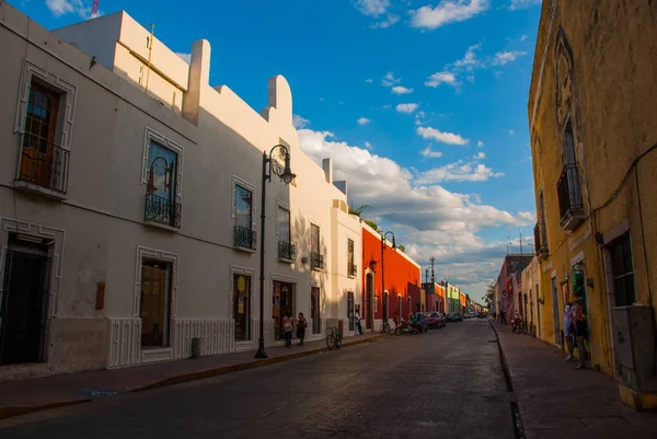 Färgglada byggnader på mexikansk street. Centrum av Valladolid i Mexiko Yucatan. — Stockfoto