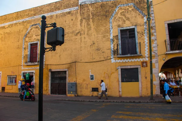 Kleurrijke gebouwen op Mexicaanse street. Het centrum van Valladolid in Yucatan Mexico. — Stockfoto