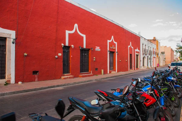 Edifícios coloridos na rua mexicana. O centro de Valladolid no México Yucatan. Motos estacionados na estrada — Fotografia de Stock