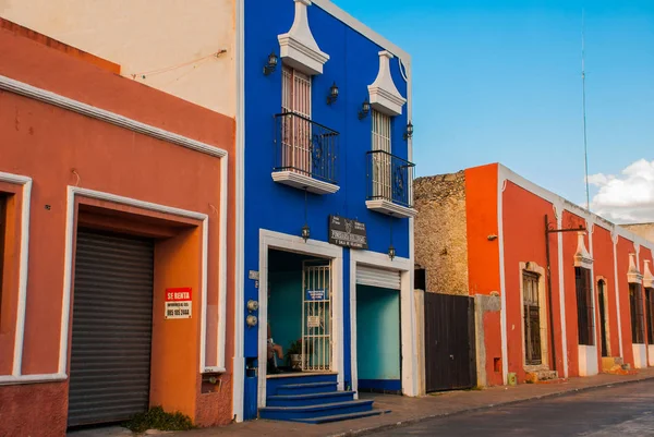 Färgglada byggnader på mexikansk street. Centrum av Valladolid i Mexiko Yucatan. — Stockfoto