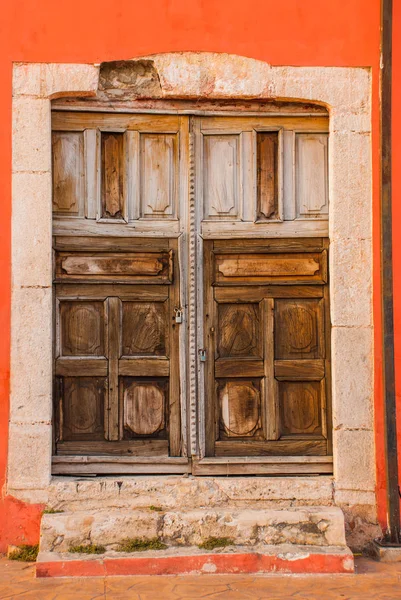 Vintage e velha porta de madeira. Edifícios coloridos na rua mexicana. O centro de Valladolid no México Yucatan . — Fotografia de Stock