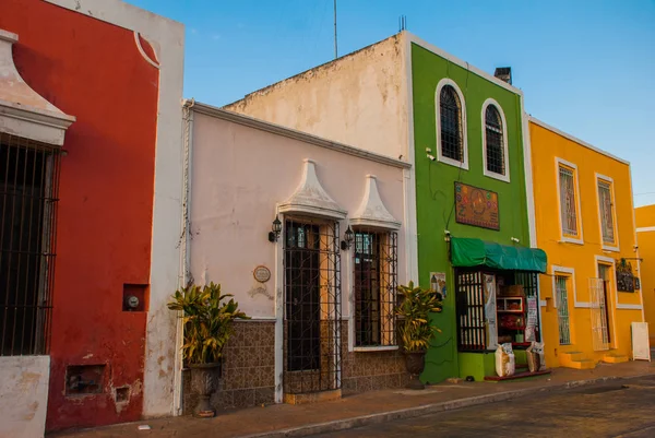Edificios coloridos en la calle Mexicana. El centro de Valladolid en México Yucatán . — Foto de Stock