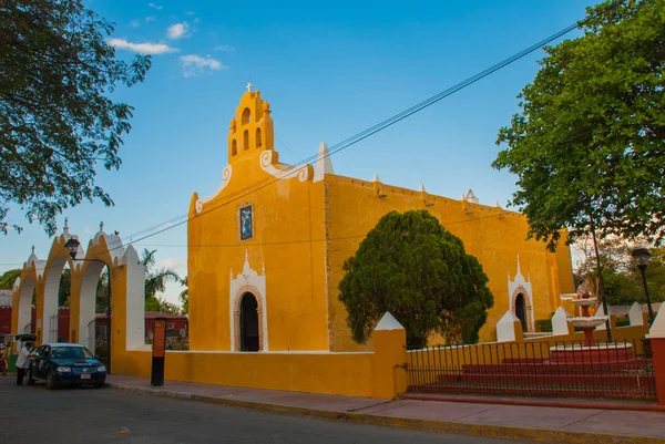 Βαγιαδολίδ, Μεξικό. Εκκλησία του Αγίου Anne Βαγιαδολίδ Χερσόνησος Γιουκατάν, Μεξικό. — Φωτογραφία Αρχείου