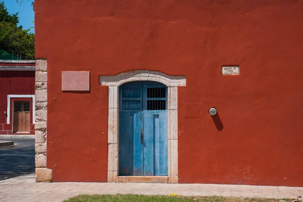 Antica e antica porta in legno. Edifici colorati sulla strada messicana. Il centro di Valladolid in Messico Yucatan . — Foto Stock