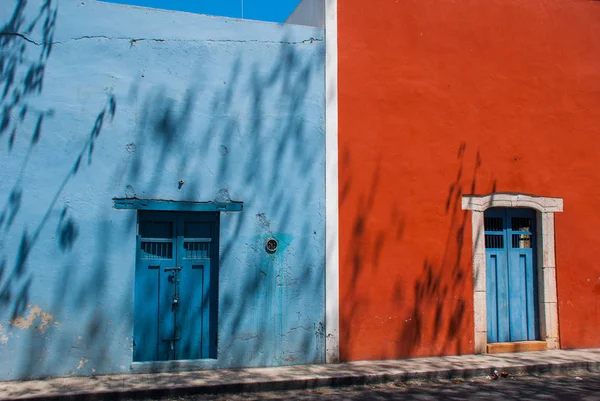 Vintage i stare drewniane drzwi. Kolorowe budynki przy ulicy meksykańskiej. Centrum miasta Valladolid na Jukatanie w Meksyku. — Zdjęcie stockowe