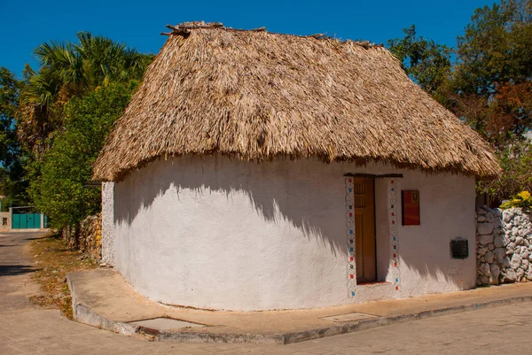 Witte traditionele woning met rieten dak. Valladolid, Mexico, Yucatan. — Stockfoto