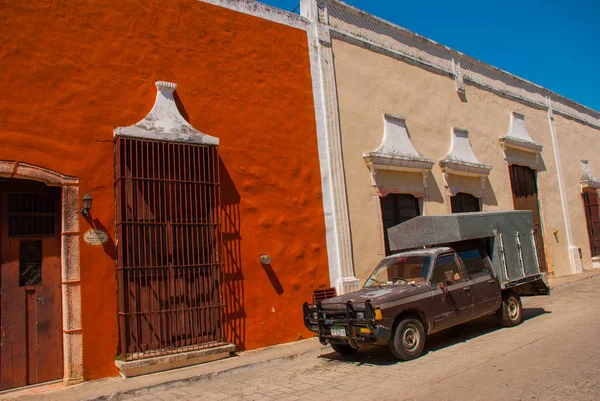 Edifici colorati sulla strada messicana. Il centro di Valladolid in Messico Yucatan . — Foto Stock