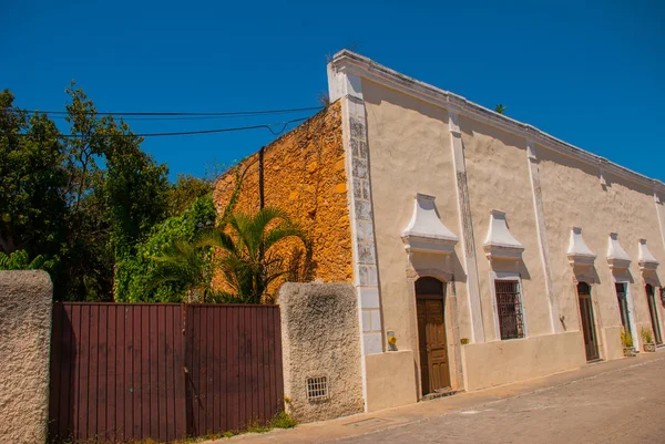 Bunte Gebäude an der mexikanischen Straße. das zentrum von valladolid in mexiko yucatan. — Stockfoto