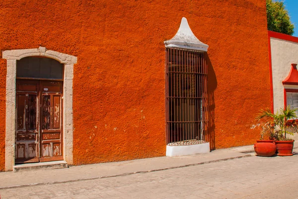 Barevné budovy na ulici mexické. Centru města Valladolid v Mexiko Yucatán. — Stock fotografie