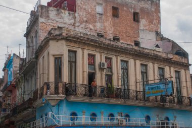 Klasik eski bina balkonlu, olduğu yerde bir adam. Havana. Küba