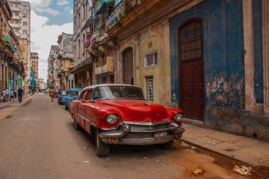 Eski model retro araba kırmızı eski Havana bölgesinde geleneksel bir sokakta. Küba