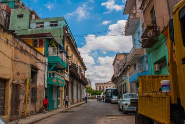 Klasik eski arabalar ve şehir Havana geleneksel renkli binalar ile sokak sahne. Küba