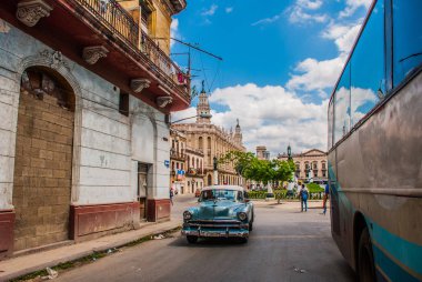 Eski model retro araba mavi eski Havana bölgesinde geleneksel bir sokakta. Küba