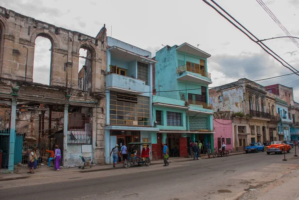 Scène de rue avec des bâtiments traditionnels colorés au centre-ville de La Havane. Cuba — Photo