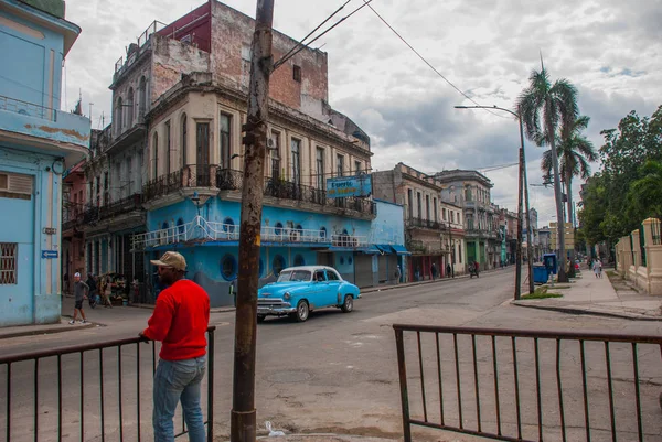 Utcakép a klasszikus régi autók és a hagyományos színes épületek Havanna belvárosában. Kuba — Stock Fotó