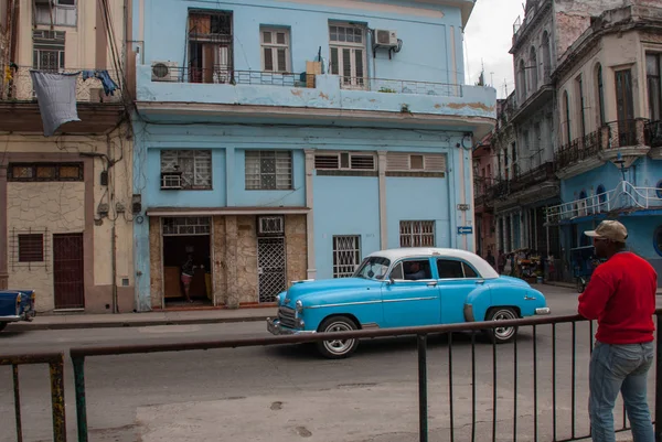 Pouliční scéna s klasických starých aut a tradiční barevné budovy v centru Havany. Kuba — Stock fotografie