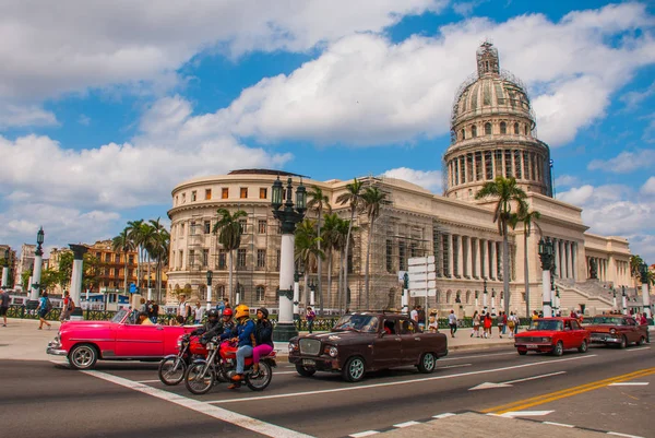 Capitolio του Nacional, Capitolio του Ελ. Παλιό κλασικό ρετρό αυτοκίνητα και μηχανάκια είναι στο δρόμο. Αβάνα. Κούβα — Φωτογραφία Αρχείου