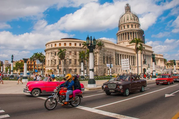 Capitolio του Nacional, Capitolio του Ελ. Παλιό κλασικό ρετρό αυτοκίνητα και μηχανάκια είναι στο δρόμο. Αβάνα. Κούβα — Φωτογραφία Αρχείου