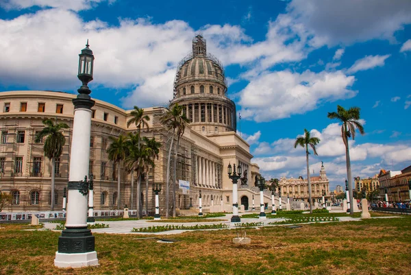 Capitolio Nacional, El Capitolio on blue sky background with clouds. Havana. Cuba — Stock Photo, Image