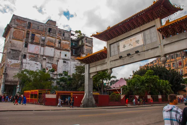 カピトリオ ナシオナル、向かえの近くの通り。公道で中国の門。ハバナ。キューバ — ストック写真
