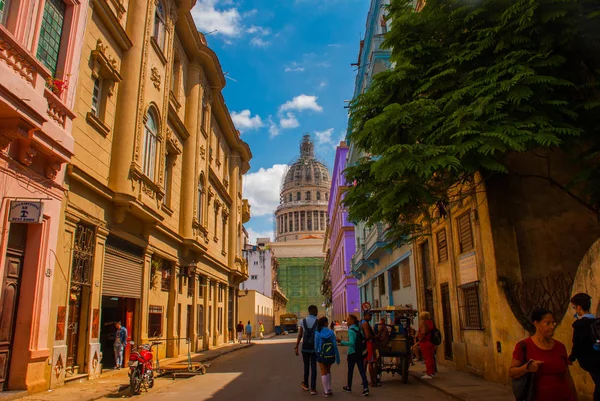 Capitolio Nacional, El Capitolio na distância no fundo de uma rua tradicional. Havana. Cuba — Fotografia de Stock
