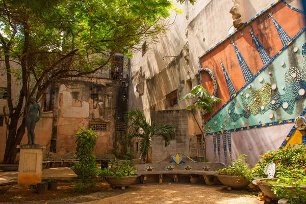 Plac między domami. Rzeźba i mozaiki na ścianach kobiet. Hawana. Kuba — Zdjęcie stockowe
