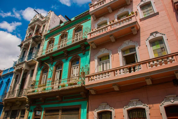 Traditionele gebouwen in klassieke stijl met kleurrijke gevels op de achtergrond van blauwe hemel met wolken. Havana. Cuba — Stockfoto